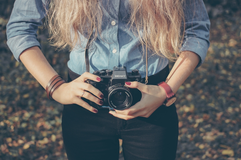 photographe-TAVERNES-min_hand-person-girl-woman-camera-photography-614-pxhere.com